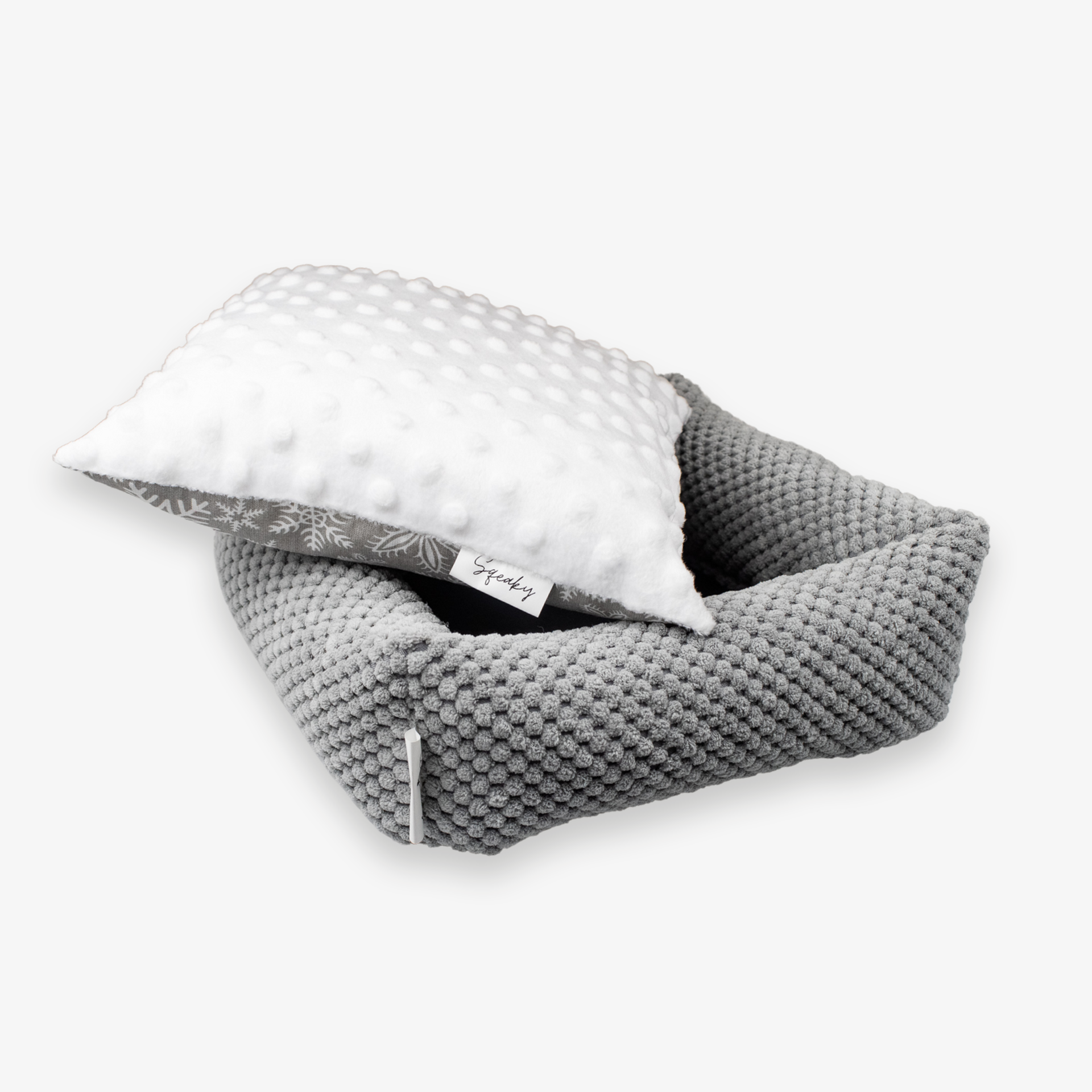 Legowisko-dla-gryzonia-Christmas-grey-snowflakes-4.png