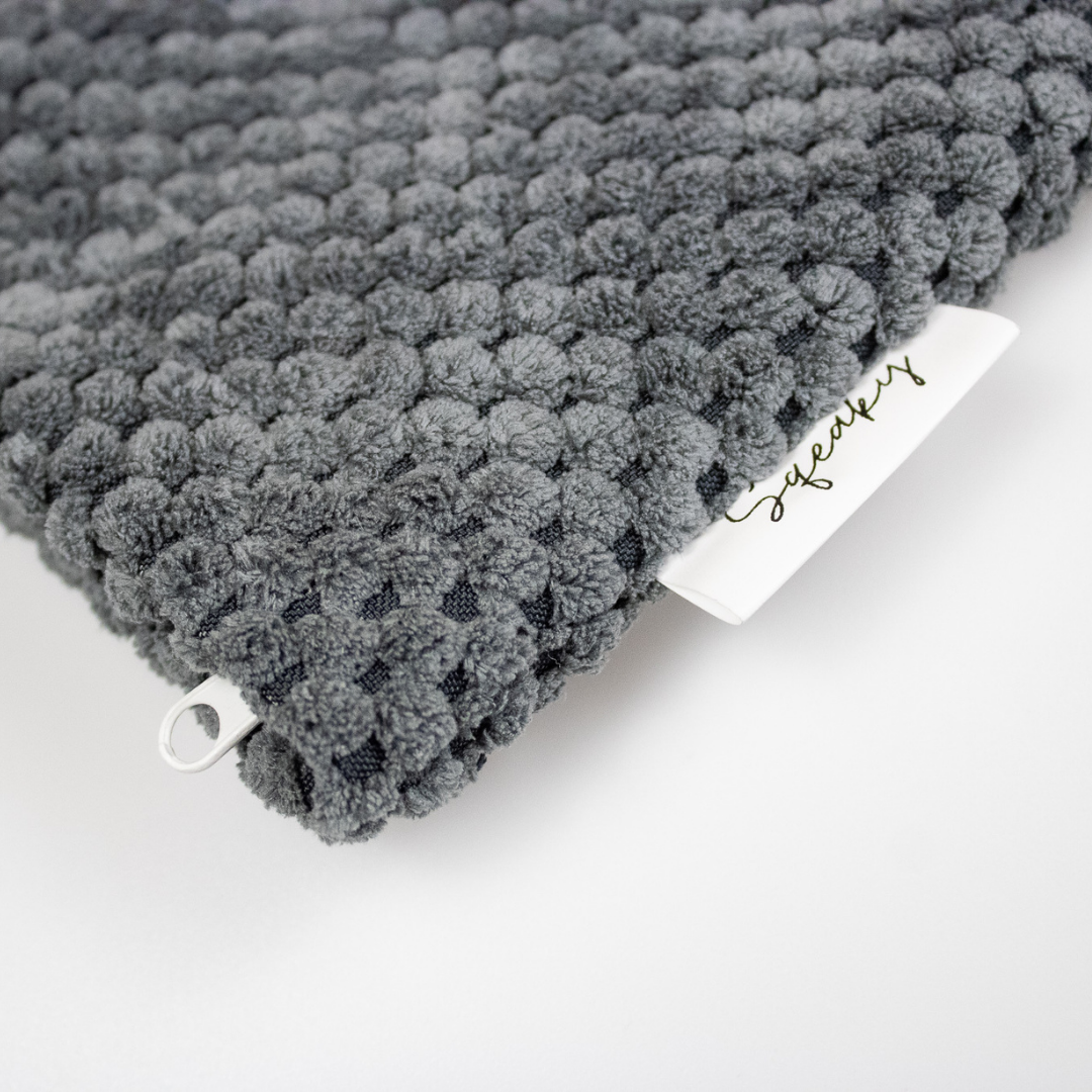 Wklady-chlodzace-dla-gryzoni-DOTTY-dark-grey-IceBed-3.png